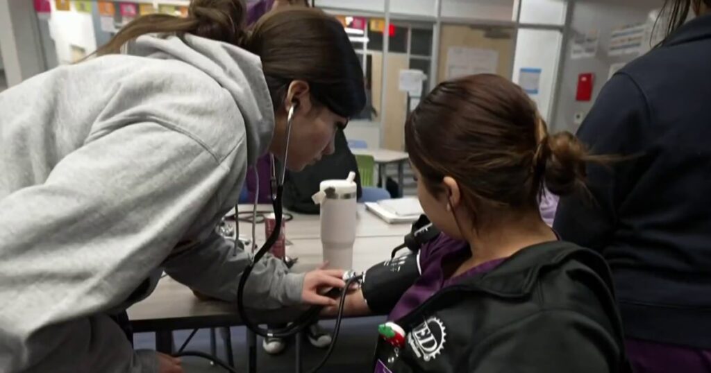 Arizona high school program prepares students for medical careers 